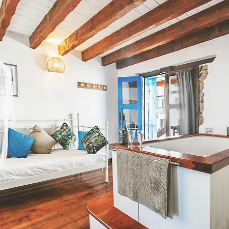 Eco Fisherman's Seafront - Fantastic Views - Private Courtyard Feriehus *